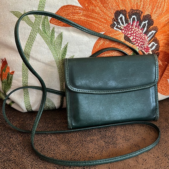 Coach Handbags - VINTAGE COACH CROSSBODY BAG WALLET BOTTLE GREEN 4843